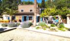 Rustikale Finca in Esporles mit blauen Fensterläden, Palme, Lavendel und Bergkulisse
