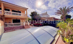 Semi-detached house with covered swimming pool and far-reaching views in Badia Blava