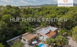 Freistehendes Haus mit separatem Gästehaus und Pool