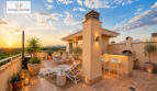 Luxuriöse Dachterrasse des Penthouse in Cales de Mallorca mit Outdoor-Bar, Loungebereich und Sonnenuntergang.