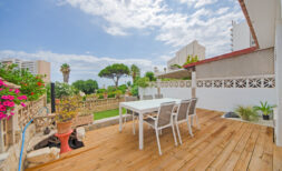 Piso modernizado en planta baja con vistas al mar, gran terraza y jardín privado en Mallorca