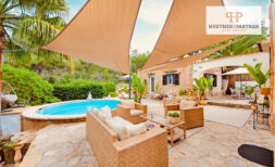 Einziehen und Wohlfühlen – Stilvoller Bungalow mit Gästehaus und Pool auf ca. 1.000 m² Traumgrundstück