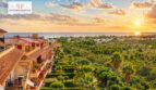 Penthouse Cales de Mallorca: Panoramablick über Grünanlagen, Terrassenhäuser und Mittelmeer bei Sonnenuntergang