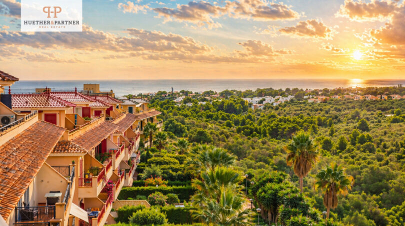 Penthouse Cales de Mallorca: Panoramablick über Grünanlagen, Terrassenhäuser und Mittelmeer bei Sonnenuntergang