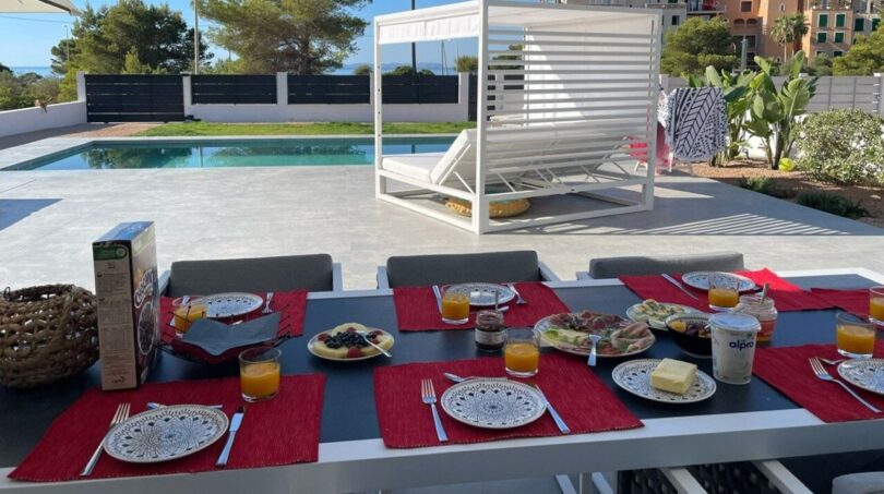 Gedeckter Außentisch mit Frühstück, Swimmingpool und Cabana in der Villa Cala Pi, Llucmajor