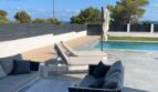 Moderne Poolterrasse mit eleganten Loungemöbeln, Sonnenliegen und Meerblick in Cala Pi, Llucmajor