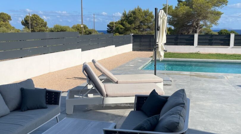 Moderne Poolterrasse mit eleganten Loungemöbeln, Sonnenliegen und Meerblick in Cala Pi, Llucmajor