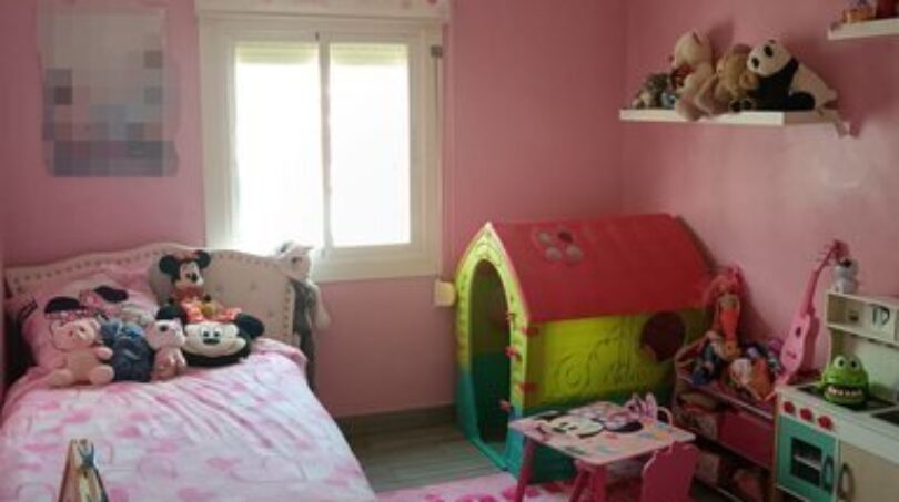 Kinderzimmer in Rosa mit Minnie-Mouse-Deko, Spielhaus, Kuscheltieren und Einzelbett im Penthouse Palma.