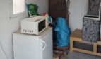 Abstellraum mit kleinem Kühlschrank, Mikrowelle und Regalen im Penthouse Son Cladera Palma