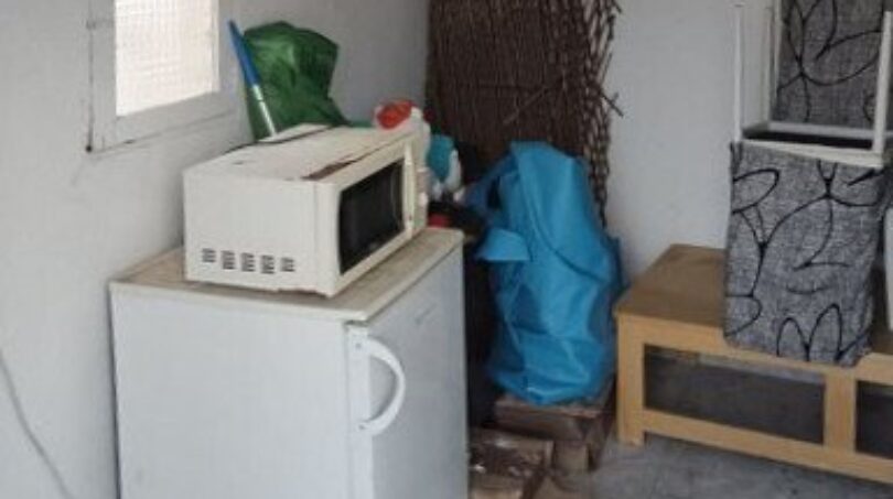 Abstellraum mit kleinem Kühlschrank, Mikrowelle und Regalen im Penthouse Son Cladera Palma
