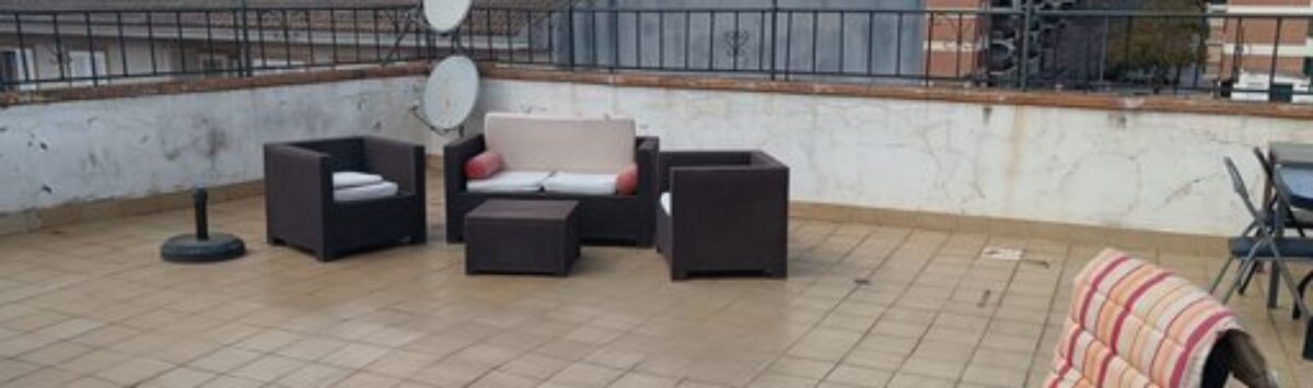 Großzügige Dachterrasse mit Lounge-Möbeln, Liegestühlen und Stadtblick des Penthouses in Palma - Son Cladera.
