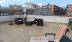 Großzügige Dachterrasse mit Lounge-Möbeln, Liegestühlen und Stadtblick des Penthouses in Palma - Son Cladera.