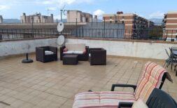 Großzügige Dachterrasse mit Lounge-Möbeln, Liegestühlen und Stadtblick des Penthouses in Palma - Son Cladera.