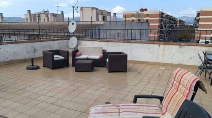 Großzügige Dachterrasse mit Lounge-Möbeln, Liegestühlen und Stadtblick des Penthouses in Palma - Son Cladera.