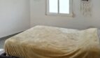 Helles Schlafzimmer im Penthouse mit Doppelbett, Kronleuchter, Traumfänger und natürlichem Lichteinfall