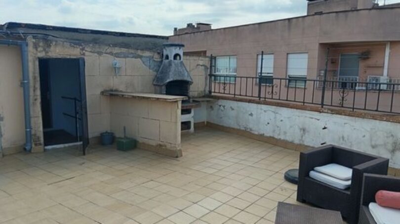 Großzügige Dachterrasse mit Grillstation, Sitzbereich und Stadtblick in Palma Son Cladera