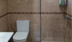 Modernes Badezimmer mit ebenerdiger Glasdusche, WC und Mosaikfliesen im Penthouse Palma Son Cladera