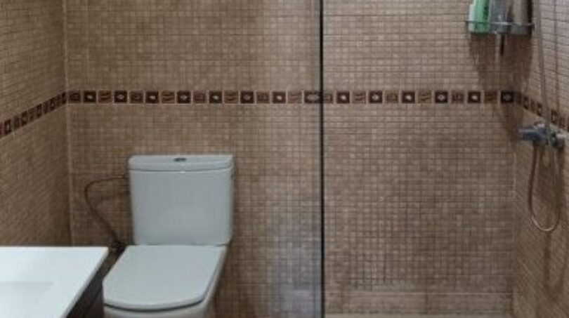Modernes Badezimmer mit ebenerdiger Glasdusche, WC und Mosaikfliesen im Penthouse Palma Son Cladera