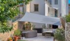 Gepflegter Garten mit Whirlpool, Loungebereich und Sonnensegel beim modernisierten Stadthaus in Alaró