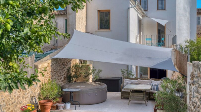 Gepflegter Garten mit Whirlpool, Loungebereich und Sonnensegel beim modernisierten Stadthaus in Alaró