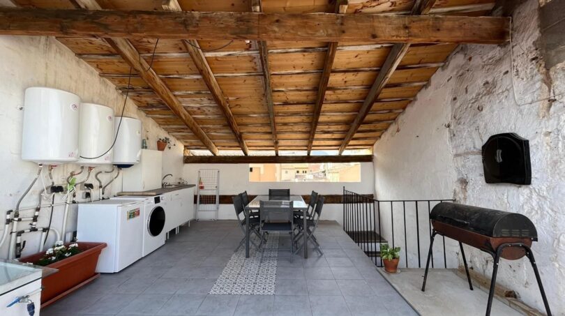Überdachte Dachterrasse in Inca mit Holzbalkendecke, Waschmaschine, Grillstation und Essbereich für 6 Personen.