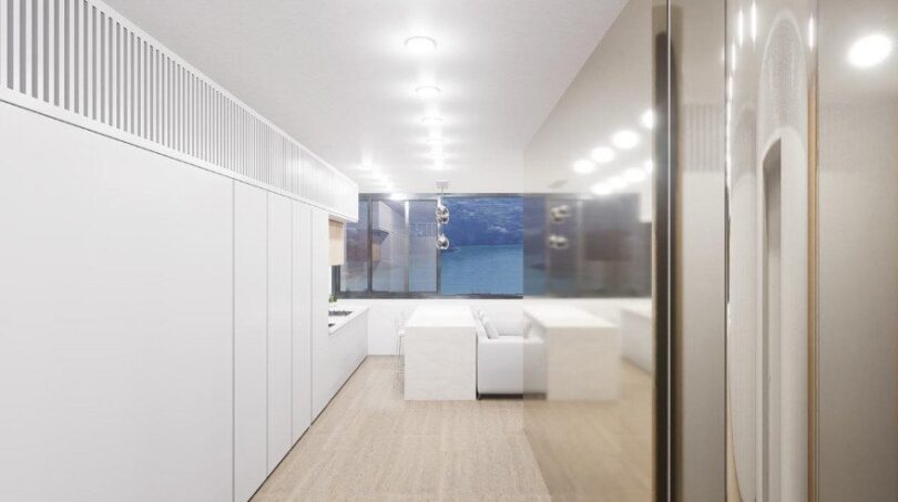 Helles Loft in Palma mit weißen Einbauschränken, Holzboden und Meerblick durch Panoramafenster.
