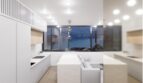 Modernes weißes Loft-Küche mit Kochinsel, Pendelleuchte und Panoramafenster mit Meerblick in Palma