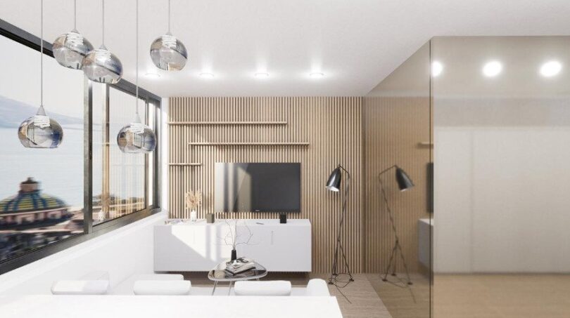 Modernes Wohnzimmer im Loft mit Holzlatten-TV-Wand, Pendelleuchten und Meerblick über Palma de Mallorca