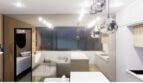 Modernes Loft-Wohnzimmer mit Küchenzeile, Pendelleuchten und Meerblick in Palma de Mallorca