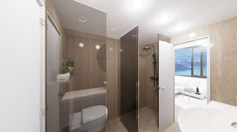 Modernes Loft-Bad in Palma: Glastrennwände, Regendusche, WC-Bereich & Meerblick durchs Fenster