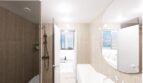 Modernes Badezimmer mit Glasdusche, Badewanne und Marmorfliesen im Loft mit Meerblick, Palma de Mallorca