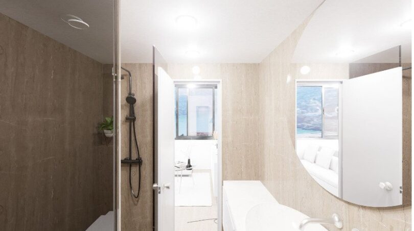 Modernes Badezimmer mit Glasdusche, Badewanne und Marmorfliesen im Loft mit Meerblick, Palma de Mallorca