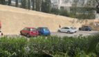 Parkplatz des Penthouse-Komplexes in Palma de Mallorca mit mehreren Stellplätzen und mediterraner Bepflanzung.