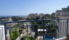 Penthouse-Balkon in Palma de Mallorca mit blauem Geländer, Stadtblick und Meerblick im Hintergrund.