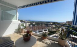 Sonnige Dachterrasse mit Meerblick, Markise, Pflanzen und Lounge-Möbeln in La Bonanova, Palma