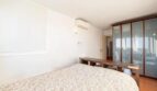Helles Schlafzimmer im Penthouse mit Doppelbett, Klimaanlage, Holzschrank und Parkettboden in Palma de Mallorca.
