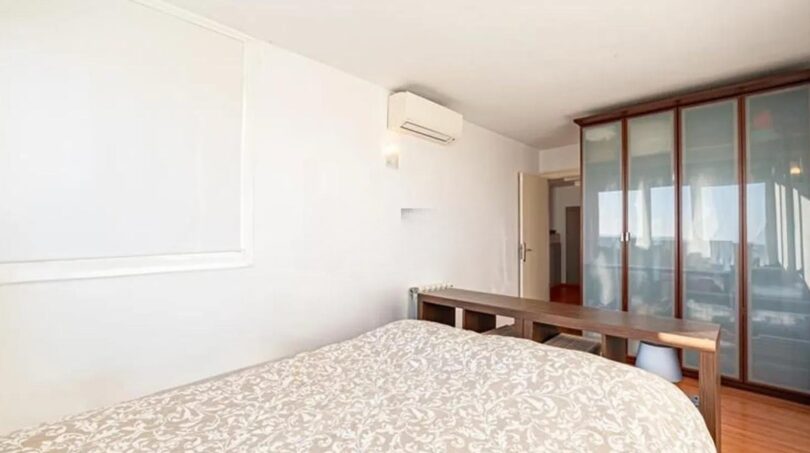 Helles Schlafzimmer im Penthouse mit Doppelbett, Klimaanlage, Holzschrank und Parkettboden in Palma de Mallorca.
