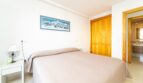 Helles Schlafzimmer mit Doppelbett, Holzschrank und En-suite-Bad in exklusiver Wohnung in Artà.