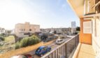 Balkon der Wohnung in Artà mit Blick auf die umliegende Bebauung und Straße bei Sonnenschein