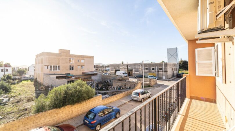 Balkon der Wohnung in Artà mit Blick auf die umliegende Bebauung und Straße bei Sonnenschein