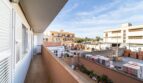 Geräumiger Balkon der Wohnung in Artà mit Blick auf umliegende Gebäude und sonnigen Außenbereich