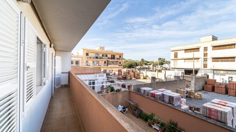 Geräumiger Balkon der Wohnung in Artà mit Blick auf umliegende Gebäude und sonnigen Außenbereich