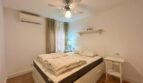 Helles Schlafzimmer mit Doppelbett, Deckenventilator und Klimaanlage in Strandnähe, Palma de Mallorca