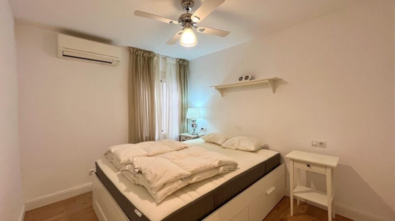 Helles Schlafzimmer mit Doppelbett, Deckenventilator und Klimaanlage in Strandnähe, Palma de Mallorca