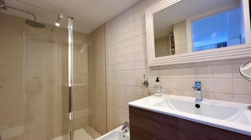 Modernes Badezimmer mit Regendusche, weißen Kacheln und Waschtisch in Strandnähe, El Arenal