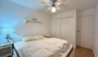 Helles Schlafzimmer mit Doppelbett, Deckenventilator und Einbauschrank in Meeresnähe, El Arenal