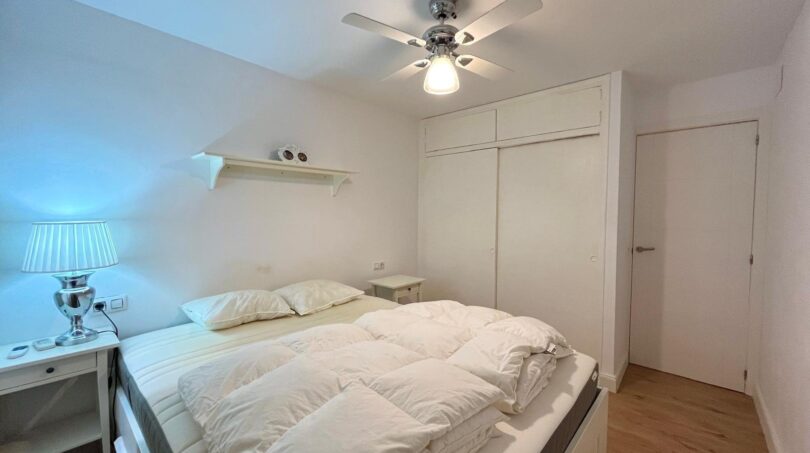 Helles Schlafzimmer mit Doppelbett, Deckenventilator und Einbauschrank in Meeresnähe, El Arenal