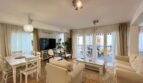 Helles Wohnzimmer mit cremefarbenen Sofas, weißem Esstisch und Balkonzugang in Strandnähe, Palma de Mallorca