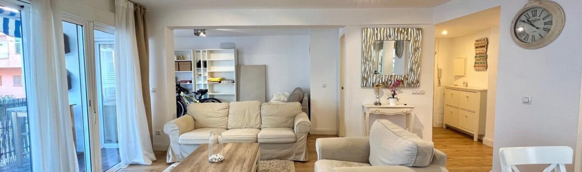 Helles Wohnzimmer mit cremefarbenen Sofas, Holzboden und Balkonzugang in Strandnähe, El Arenal