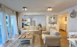 Helles Wohnzimmer mit cremefarbenen Sofas, Holzboden und Balkonzugang in Strandnähe, El Arenal